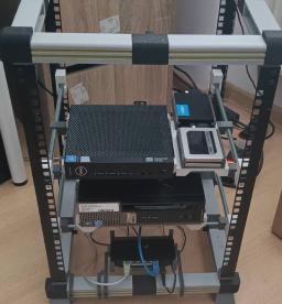 homelab in 3d printed rack